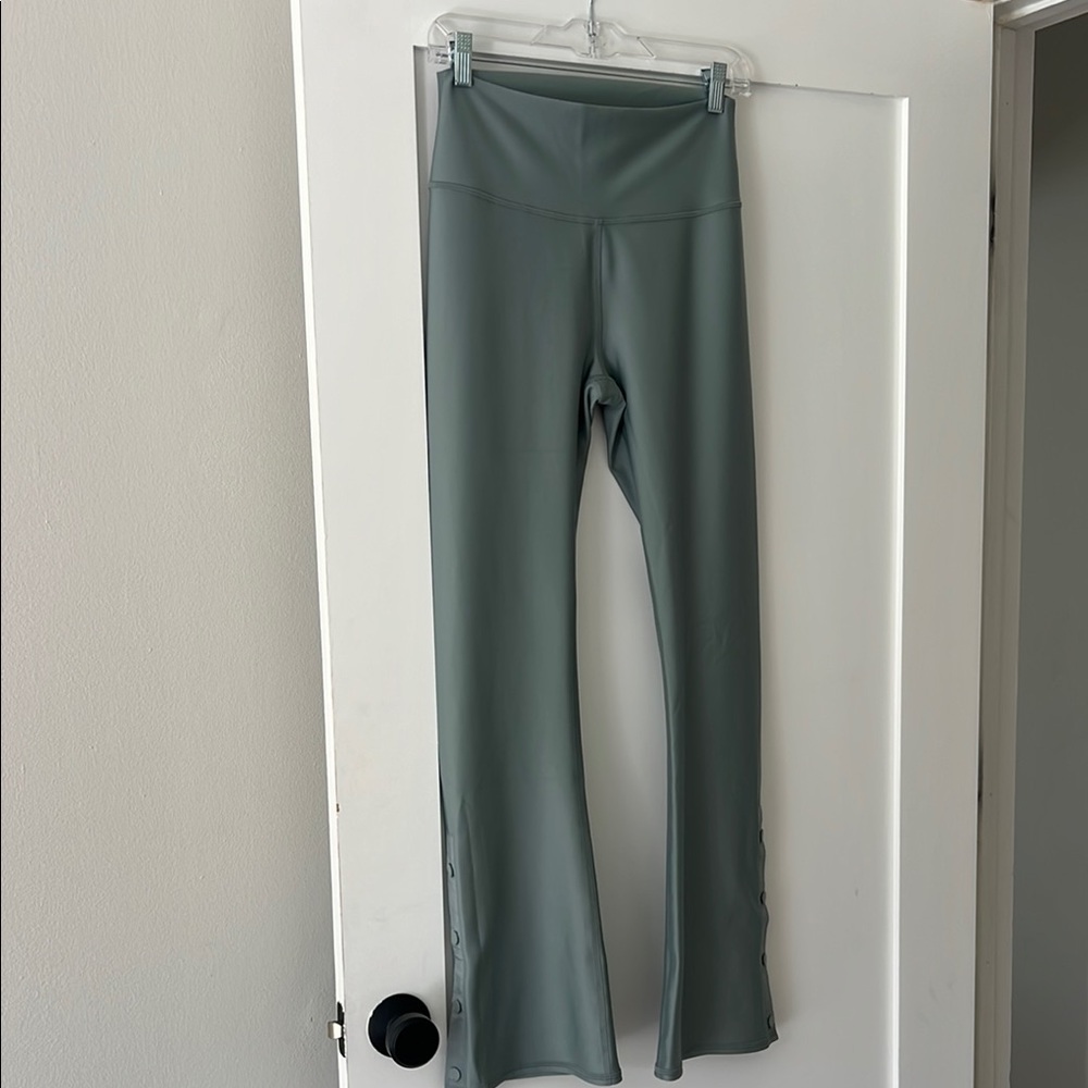 Alo Yoga High-Waist Leggings in Silver/Gray, Size S, Never Worn